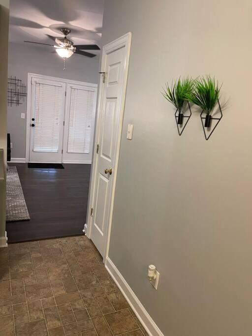 Simple Elegant Townhouse Dt Raleigh Ncsu Apartment Exterior photo