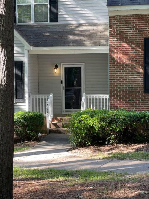 Simple Elegant Townhouse Dt Raleigh Ncsu Apartment Exterior photo
