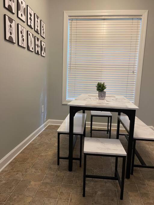 Simple Elegant Townhouse Dt Raleigh Ncsu Apartment Exterior photo