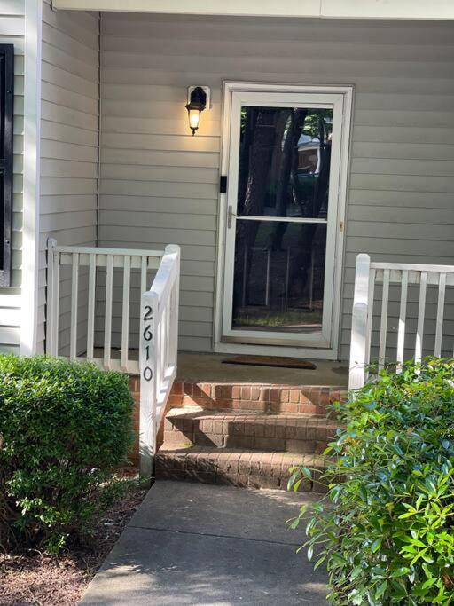Simple Elegant Townhouse Dt Raleigh Ncsu Apartment Exterior photo