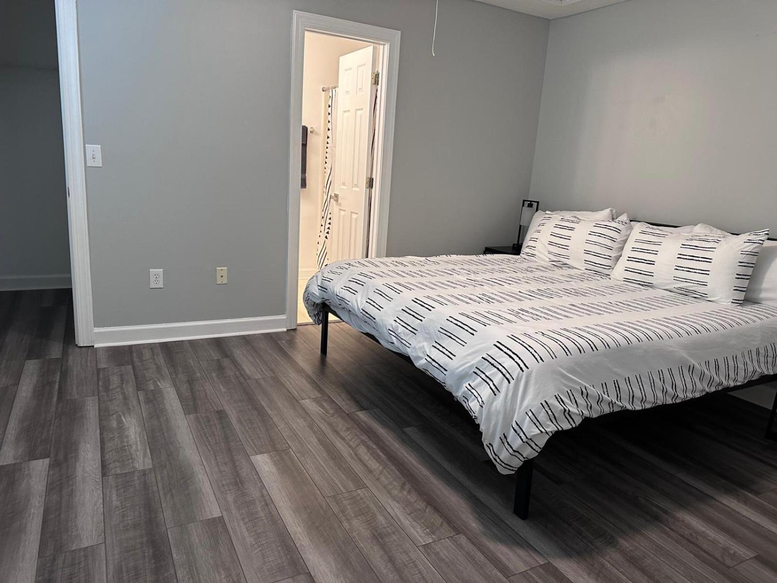 Simple Elegant Townhouse Dt Raleigh Ncsu Apartment Exterior photo