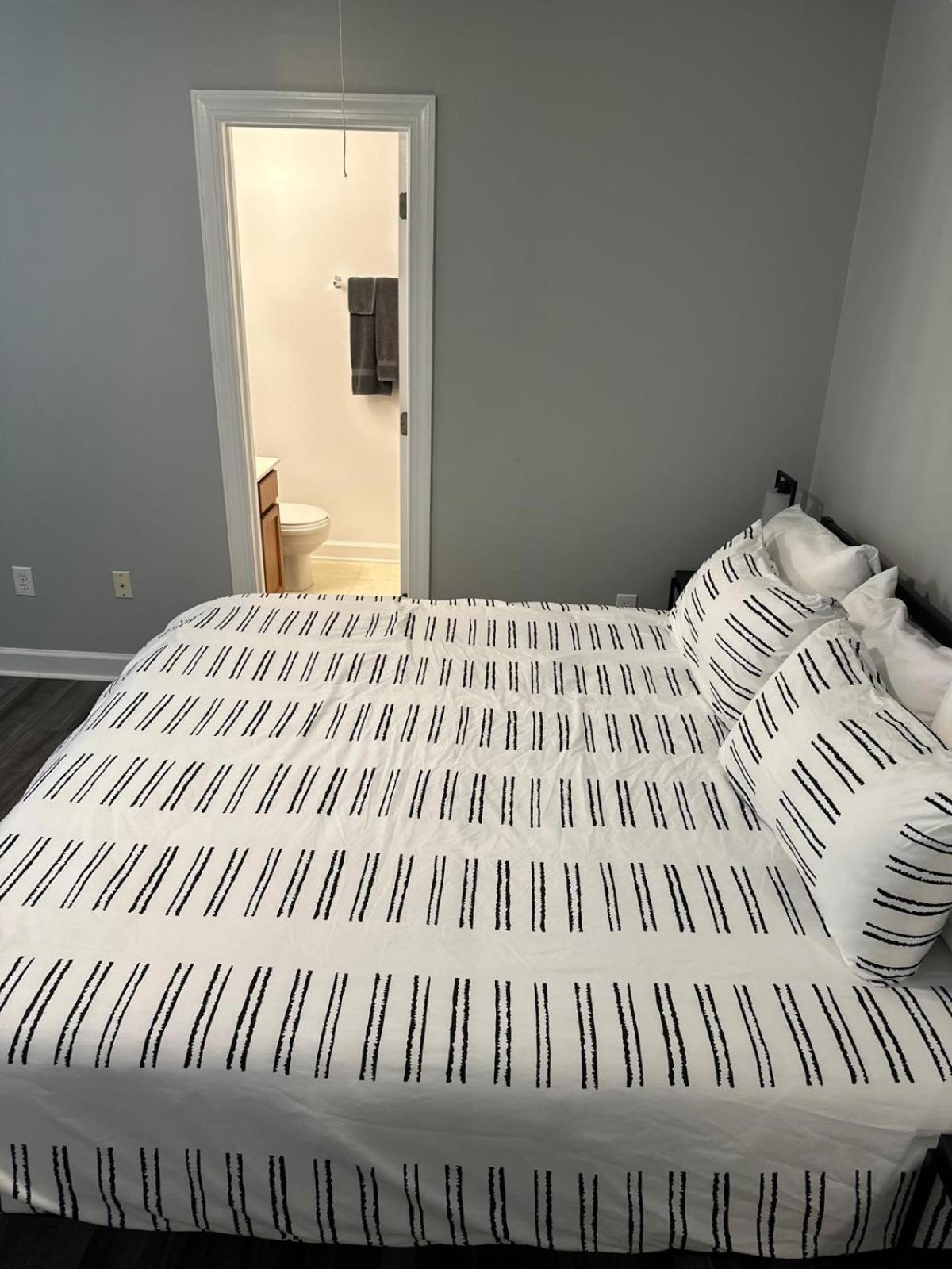 Simple Elegant Townhouse Dt Raleigh Ncsu Apartment Exterior photo
