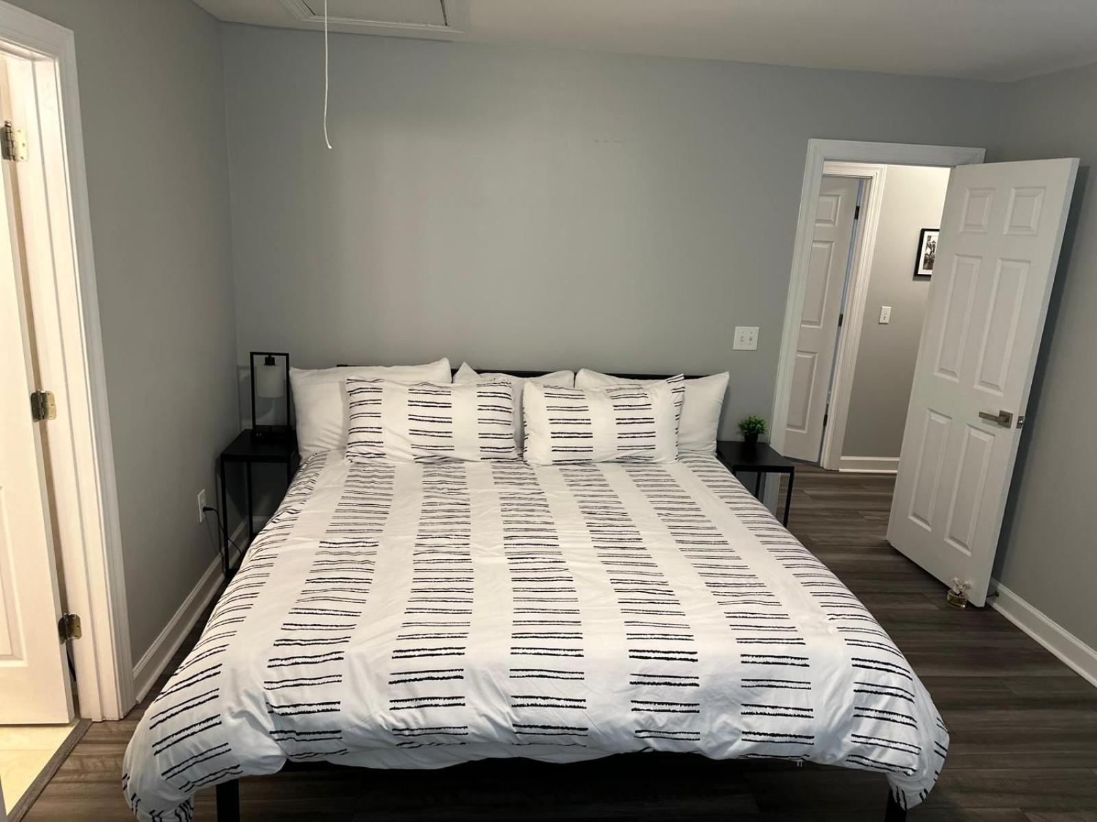 Simple Elegant Townhouse Dt Raleigh Ncsu Apartment Exterior photo
